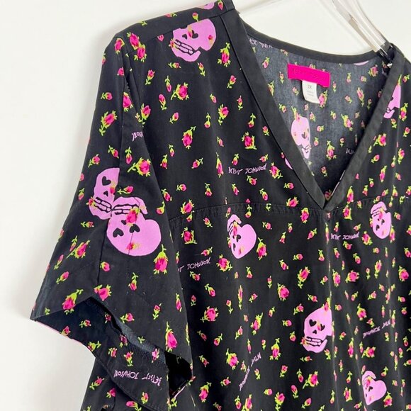 Betsey Johnson Scrub Top Women's Size 2X Rosebud Skull Hearts Black Pink - Picture 4 of 15